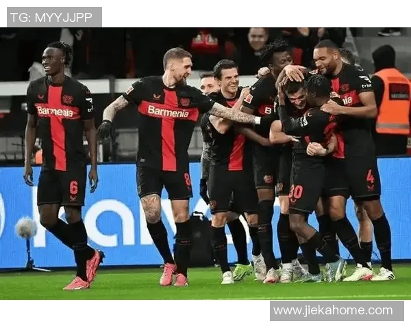 足总杯激战巴萨逆转拜仁红牌事件引发全场热议与争议